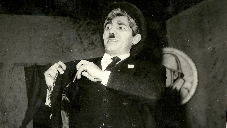 Të afërmit thanë se komedia ‘vrau’ Qazim Mulletin dhe familjen e tij. Reagon aktori Astrit Çerma: Gomar ti, gomar kush të pruni Aktori Astrit Cerma ne rolin e Prefektit me regji te Xhelal Bilalit