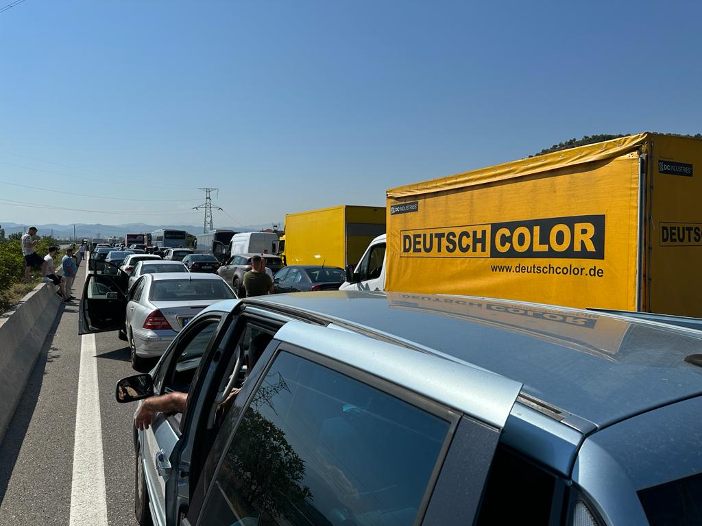 FOTO/ Bllokohet qarkullimi në Bradashesh-Elbasan. Qindra makina në radhë kilometrike 1 Bradashesh trafiku 1