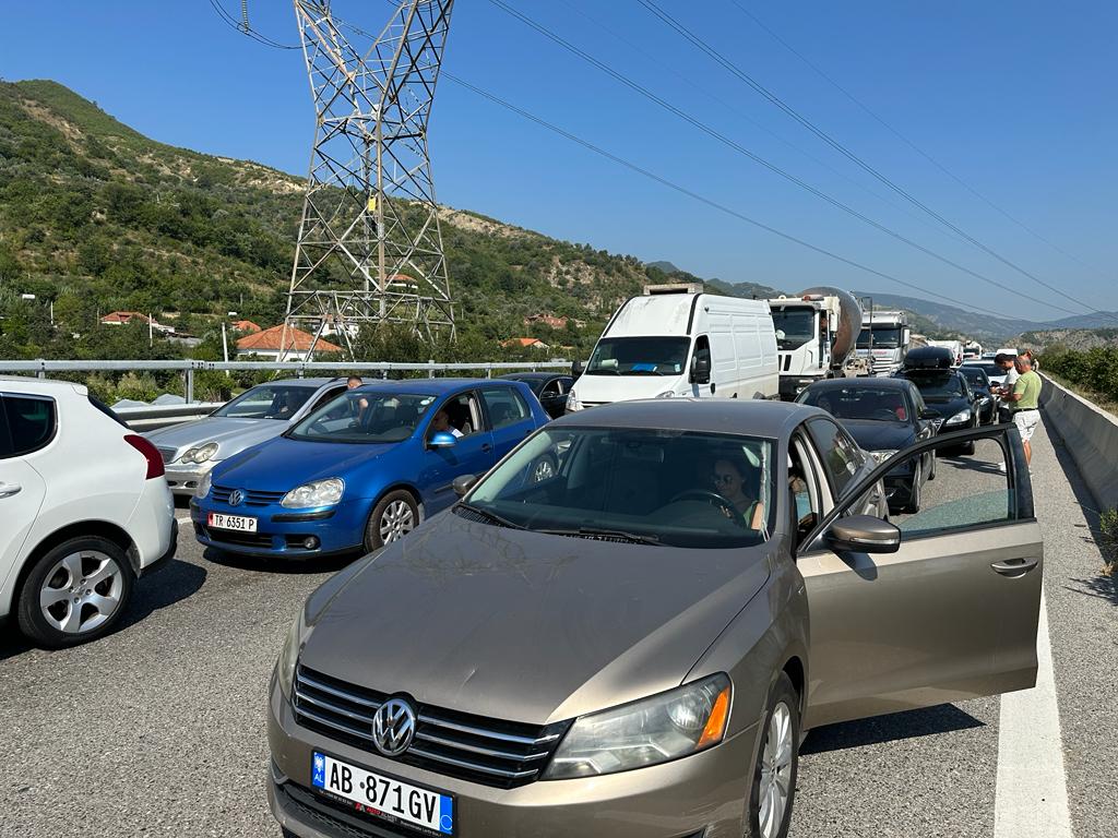 FOTO/ Bllokohet qarkullimi në Bradashesh-Elbasan. Qindra makina në radhë kilometrike 2 Bradashesh trafiku 2