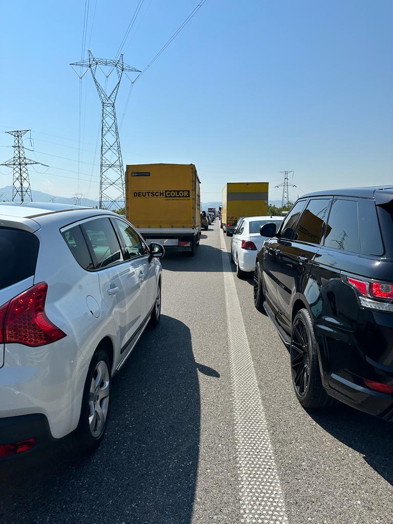 FOTO/ Bllokohet qarkullimi në Bradashesh-Elbasan. Qindra makina në radhë kilometrike 3 Bradashesh trafiku 3
