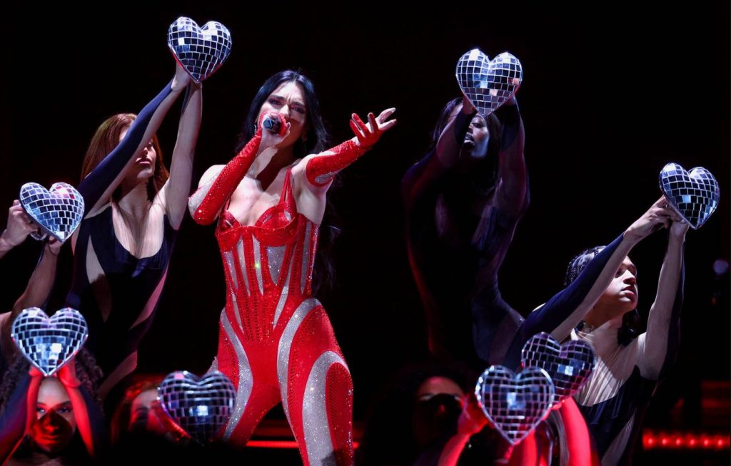 I bëri jehonë Shqipërisë! Dua Lipa feston sot datëlindjen. Historia e këngëtares së njohur nga Dukagjini Capture 103