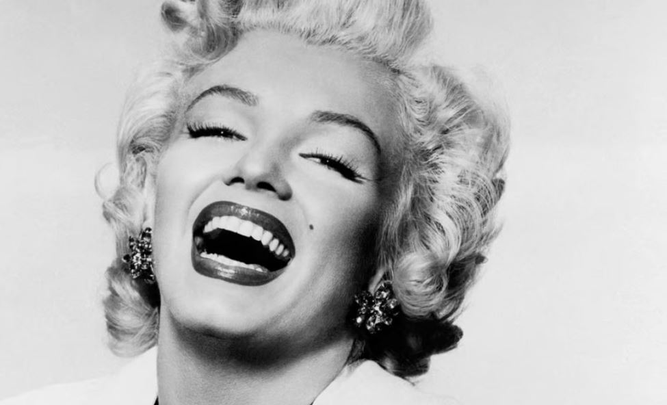 Misteri i vdekjes së Marilyn Monroe edhe sot pas 61 vitesh, varri pranë saj u shit 4.6 milionë dollarë Capture 13