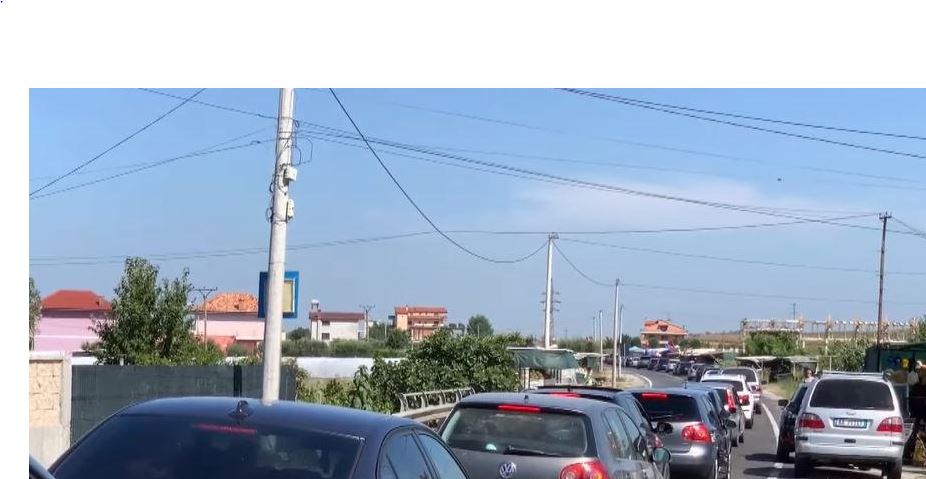 Qytetarët në plazhin e Gjirit të Lalëzit, trafik i rënduar në autostradën Tiranë-Durrës Capture 85