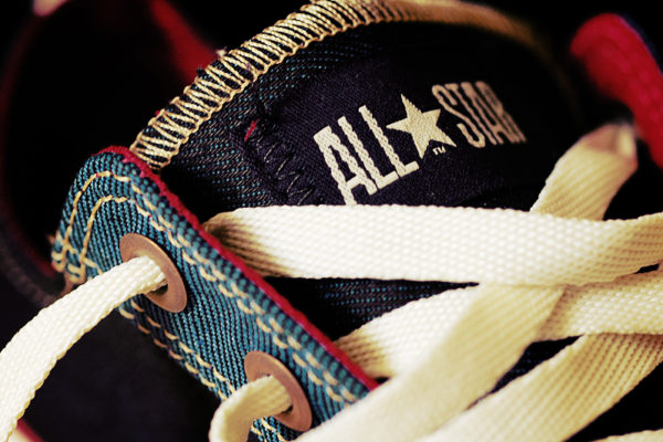 Ndonjëherë, një lidhëse këpucësh është e paçmuar Cross laced white sneaker shoelaces 600x400 1