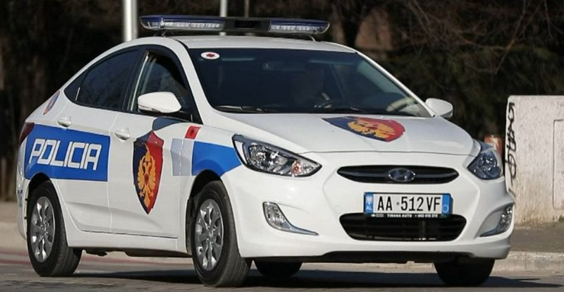 Kërcënoi me thikë nënën dhe motrën, fqinjët njoftojnë policinë, pranga 37-vjeçarit në Kuçovë DB4478F6 E5BC 4A28 86D3 B1E60768A2A3