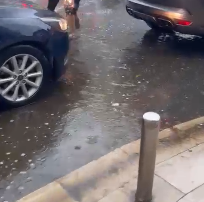 Durrësi përfshihet nga moti i keq, probleme në disa nga rrugët kryesore DURRES