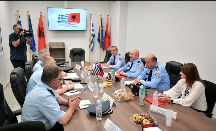 Rreth 10 mijë qytetarë kaluan kufirin gjatë 24 orëve, takimi Boshnjaku-Stavastrakis në Kakavijë GREQI SHQIPERI 742x450 1