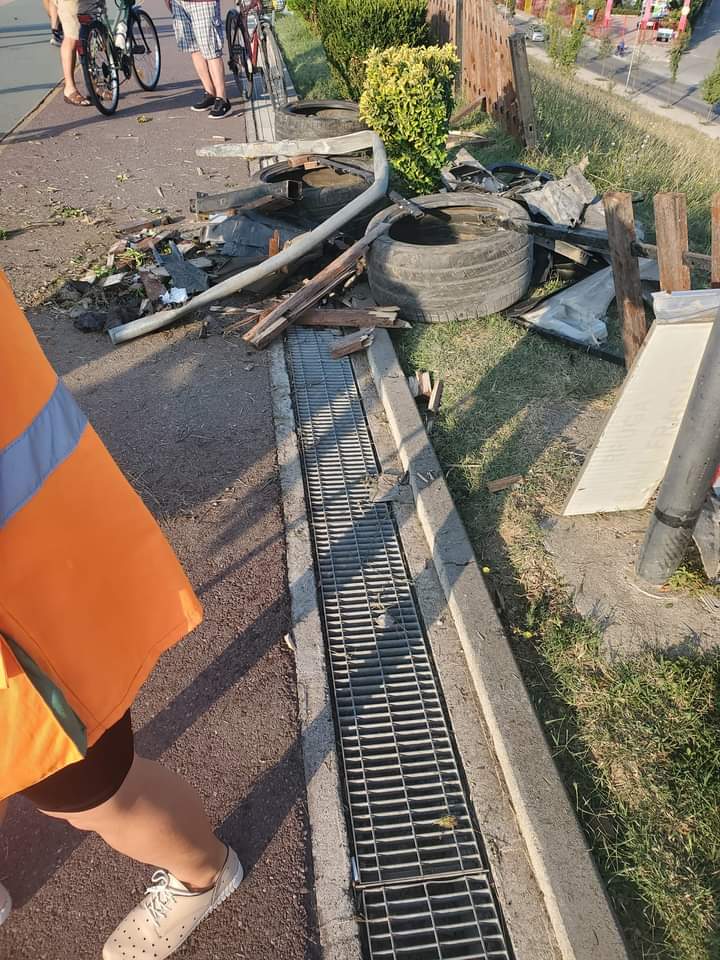 FOTO/ Aksident tek Diga e Liqenit, mjeti futet në zonën e këmbësorëve. Përplaset me bordurat 1 IMG 20230822 WA0000