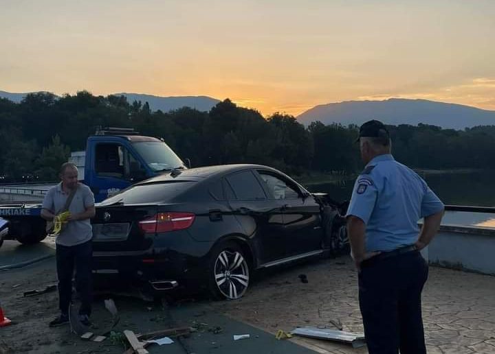 FOTO/ Aksident tek Diga e Liqenit, mjeti futet në zonën e këmbësorëve. Përplaset me bordurat IMG 20230822 WA0001 e1692688673631