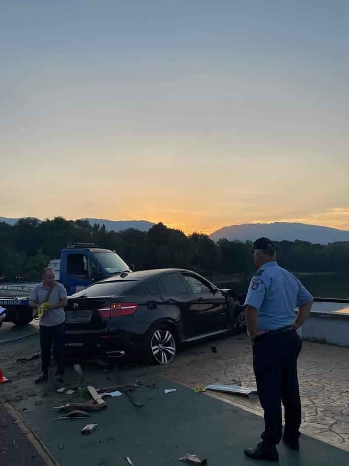 FOTO/ Aksident tek Diga e Liqenit, mjeti futet në zonën e këmbësorëve. Përplaset me bordurat 2 IMG 20230822 WA0001