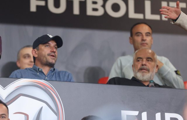 Rama përshëndet Veliajn në tribunë, vëllai Olsi i zhytur në mendime. Foto "pikante" nga Partizani-Roma 7 IMG 3741