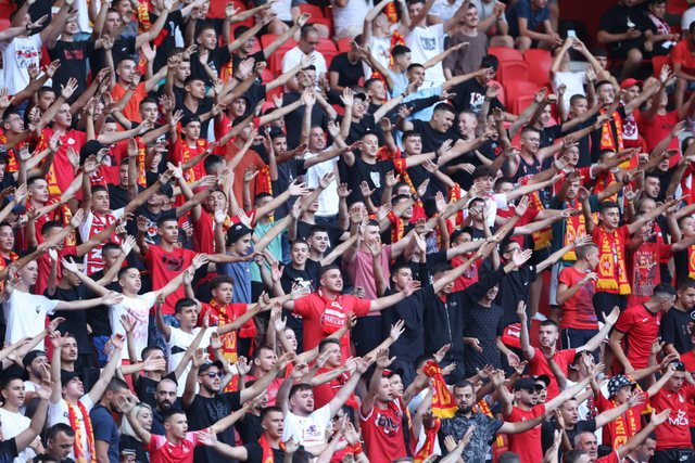 Rama përshëndet Veliajn në tribunë, vëllai Olsi i zhytur në mendime. Foto "pikante" nga Partizani-Roma 2 IMG 3748