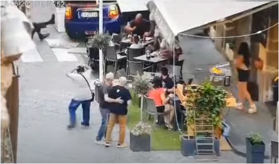 VIDEO/ Italiani hyn me makinë brenda në kafe, ‘merr përpara’ 6 klientë IMG 4051