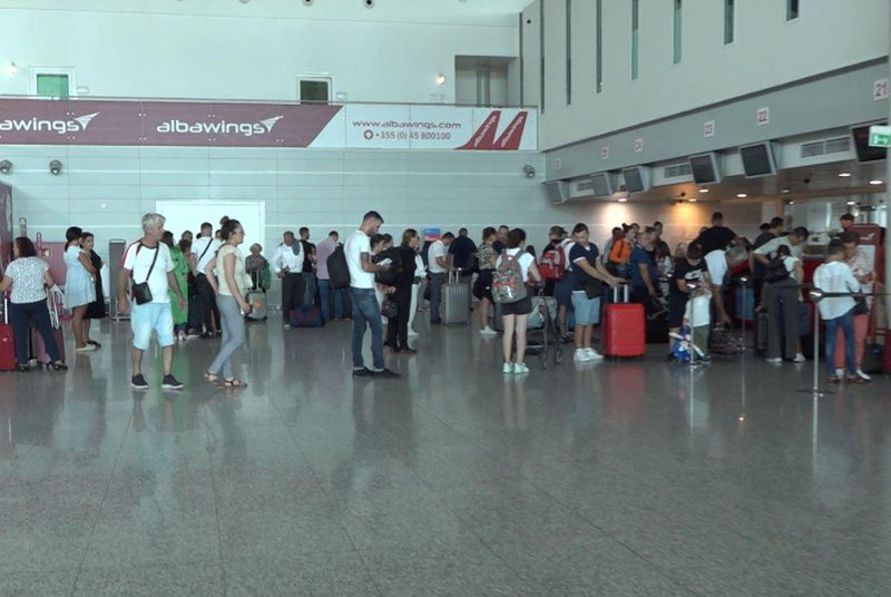 Po priste gruan nga Dubai, kapet i shumëkërkuari në Rinas IMG 4088