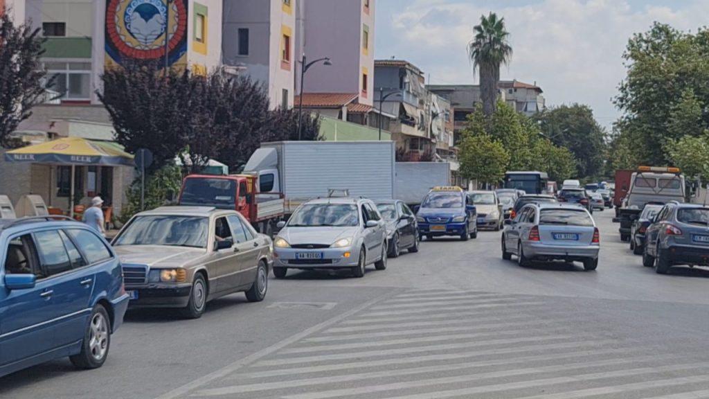 Trafik i rënduar në Fier, Policia Rrugore: Bëni kujdes KR trafik i renduar ne Fier frame 428 1280x720 1