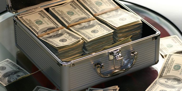 Dëshira për tu bërë i pasur. 7 këshillat financiare që mund t’ju ndihmojnë Money 765x383 1