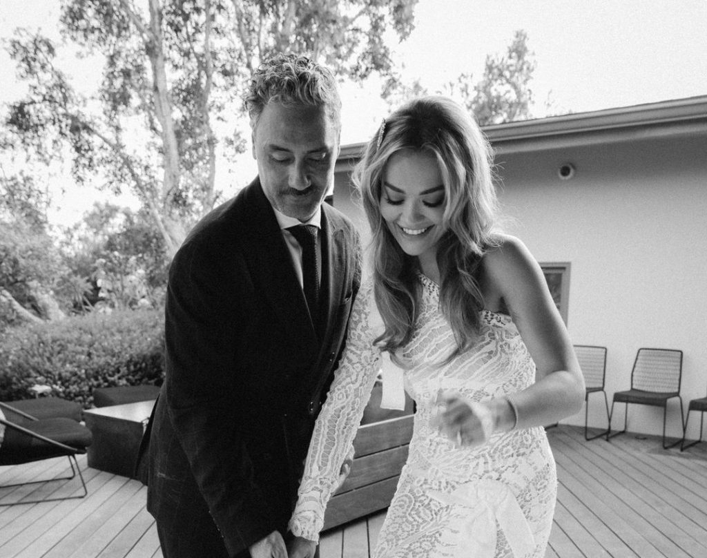 Në përvjetorin e parë të martesës, publikohen fotot e dasmës të Rita Orës Rita Ora cover