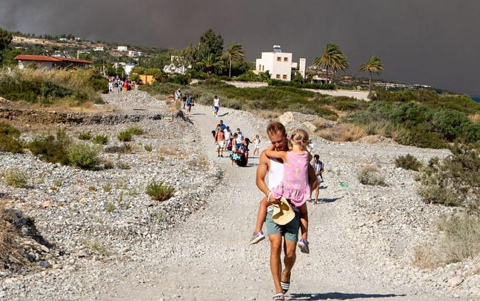 Greqia ofron 1 javë pushime falas për turistët që u detyruan të largoheshin nga rreziku i flakëve Rodos