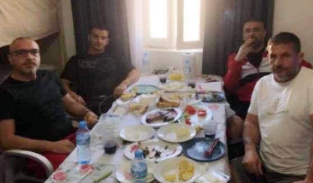 Foto e Tahirit me Balilin dhe Bajrin në qeli, reagon Drejtoria e Burgjeve: Kanë qenë të akomoduar në të njëjtin sektor… Tahiri balili