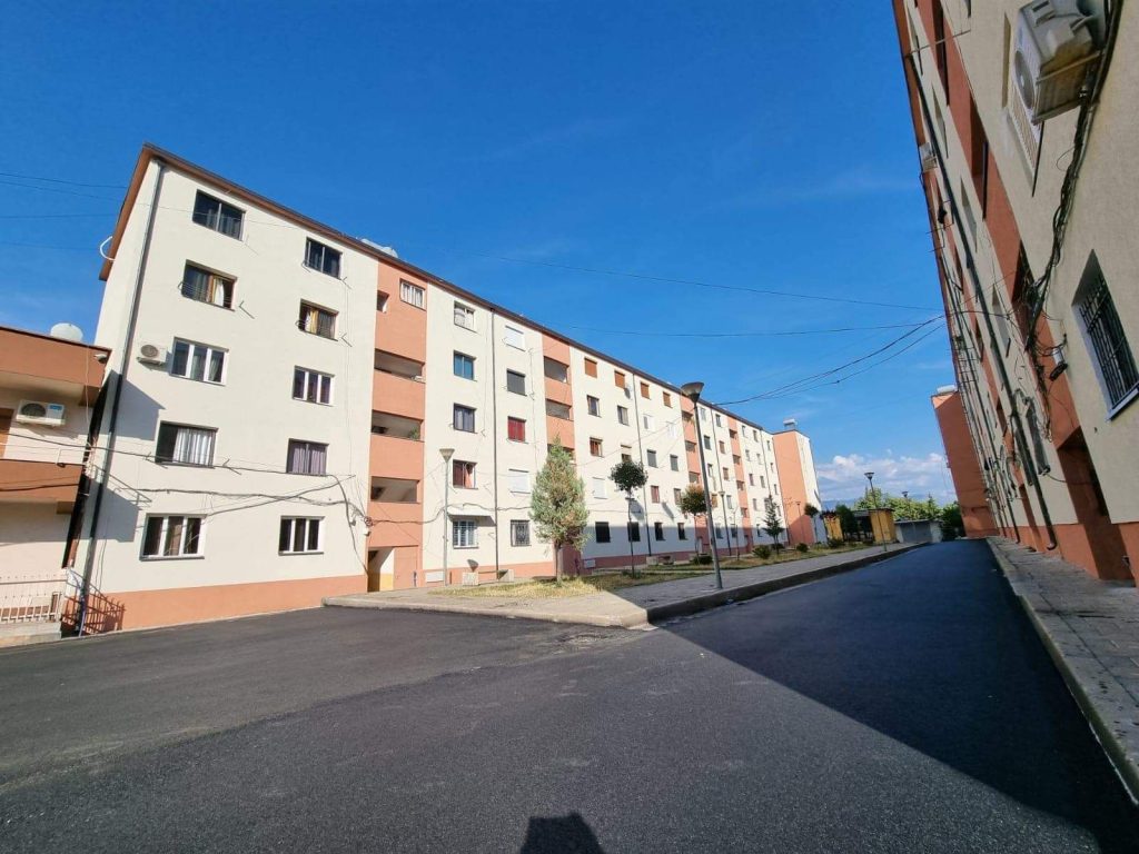 FOTO/ Mat, asfaltohen rrugët në qytet e fshatra 1 WhatsApp Image 2023 08 14 at 12.17.48
