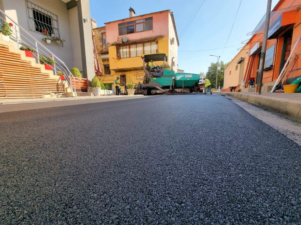 FOTO/ Mat, asfaltohen rrugët në qytet e fshatra 2 WhatsApp Image 2023 08 14 at 12.17.52