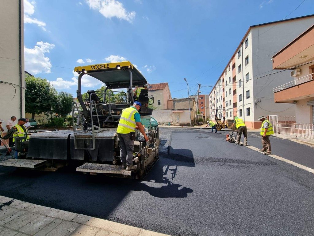 FOTO/ Mat, asfaltohen rrugët në qytet e fshatra 3 WhatsApp Image 2023 08 14 at 12.17.56