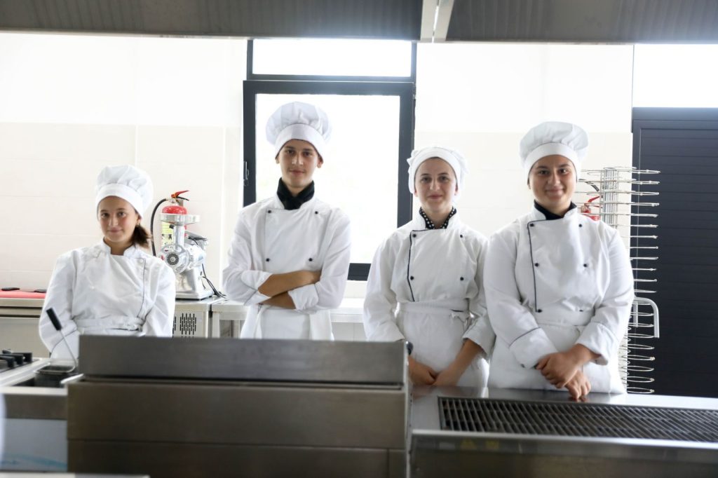 FOTO/ Rama në shkollën Hoteleri-Turizëm: 80 % e studentëve punësohen që në bankat e shkollës 5 WhatsApp Image 2023 08 30 at 12.38.37