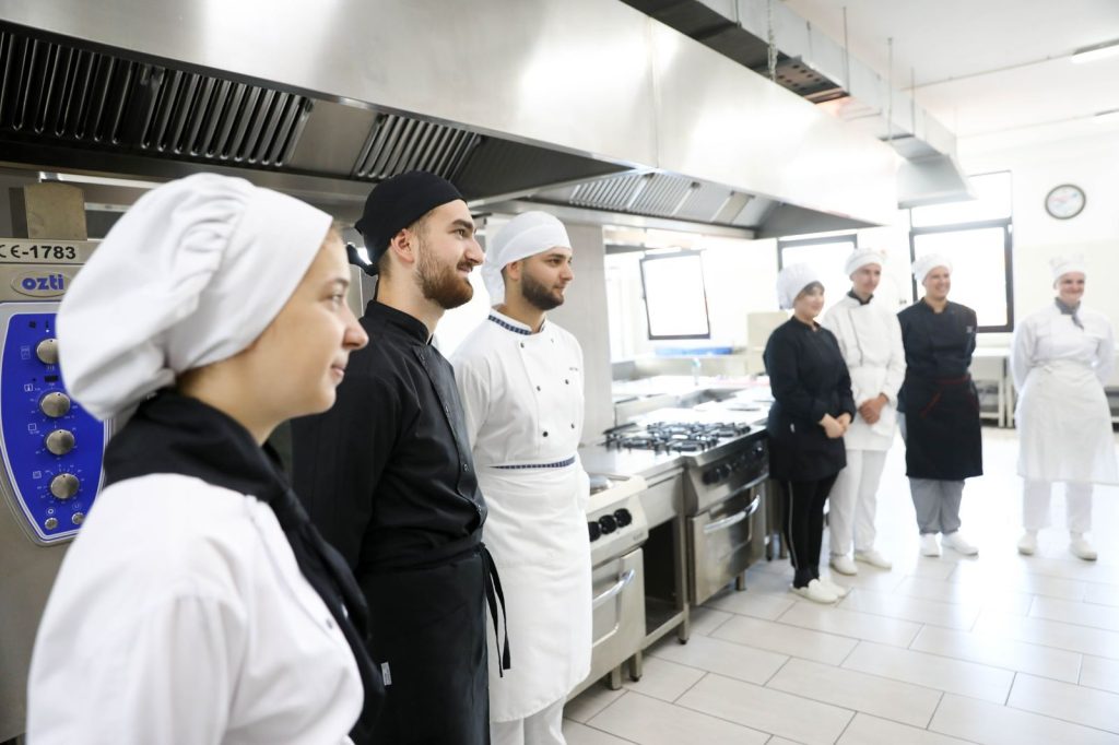 FOTO/ Rama në shkollën Hoteleri-Turizëm: 80 % e studentëve punësohen që në bankat e shkollës 6 WhatsApp Image 2023 08 30 at 12.38.38 1