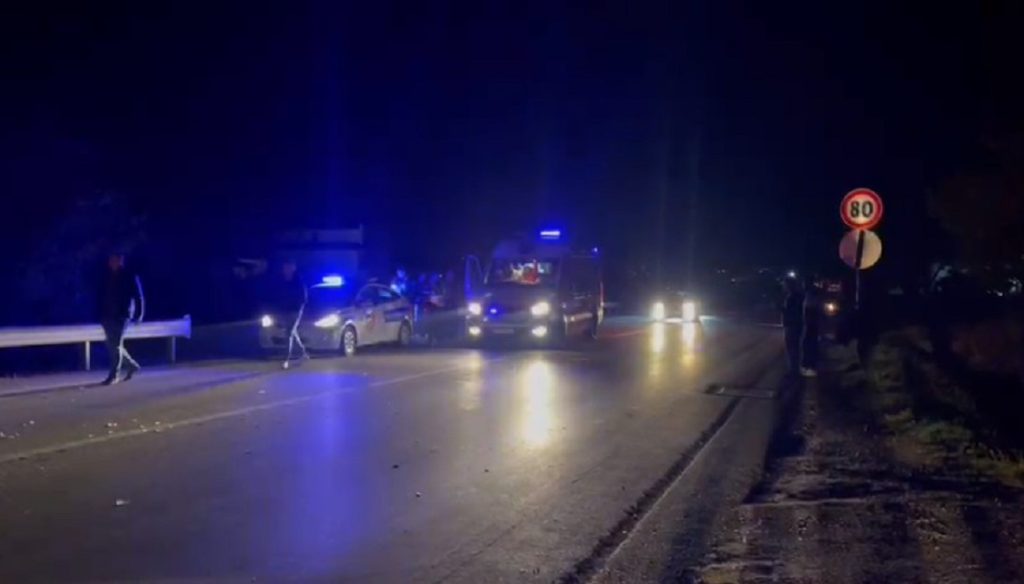 Makina përplas qëllimisht dy persona, të rinjtë fluturojnë në ajër disa metra larg aksidenti1