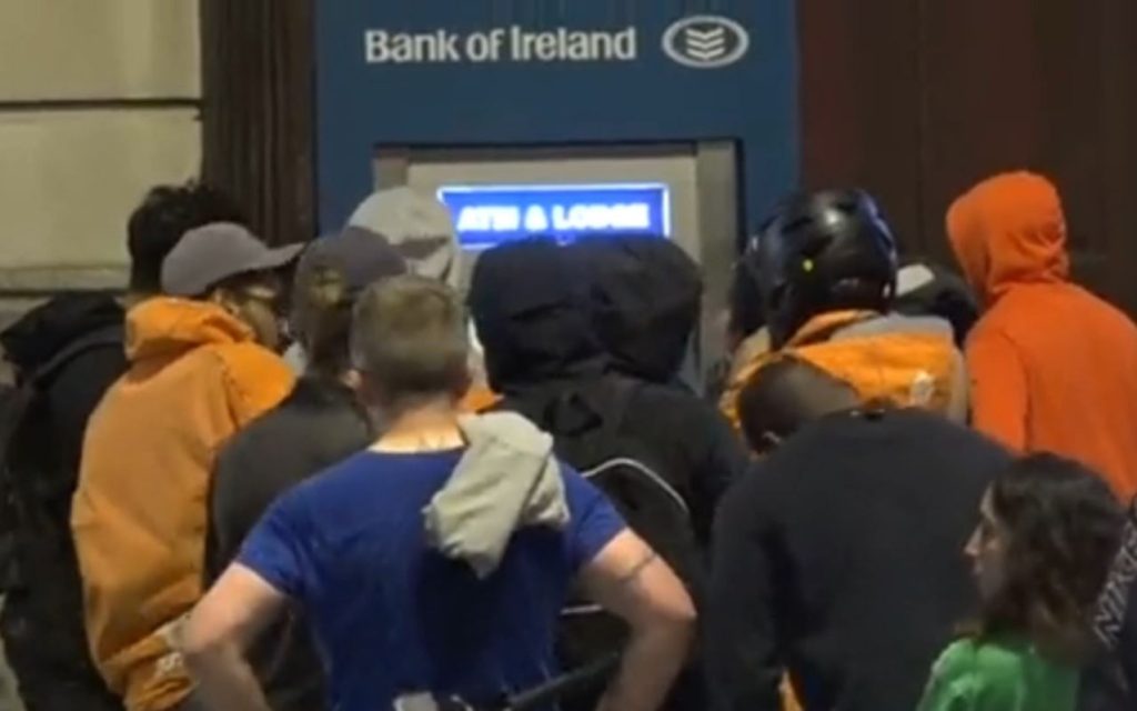 Para falas, kaos pas defektit me bankomatët banca di irlanda