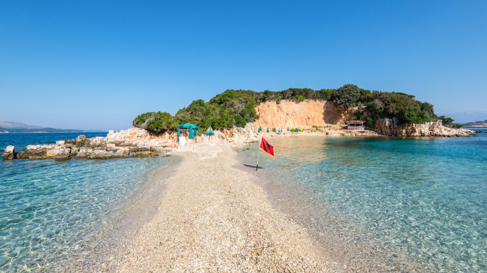 “Emerging Europe”: 5 perlat më pak të njohura të bregdetit shqiptar bigstock stunning albanian beach betwee 470467255 990x556 1