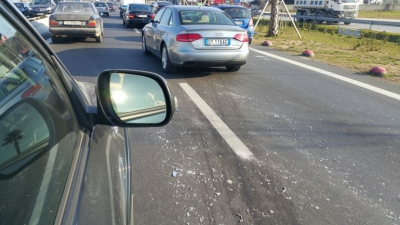 Aksident i katërfishtë në autostradën, trafik i madh në Tiranë-Durrës. 4 shoferet janë femra cf34c8dbe011e905c8a8ce523aa3a7c2 XL