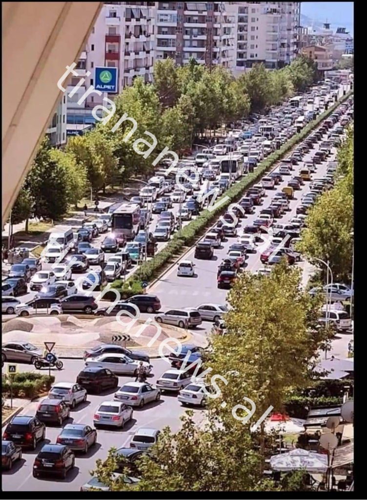 Trafik i rënduar në Vlorë, problematike rruga Transballkanike 1 f2d6d4a4 894d 4ed5 9060 b22b7a44e9e4 1