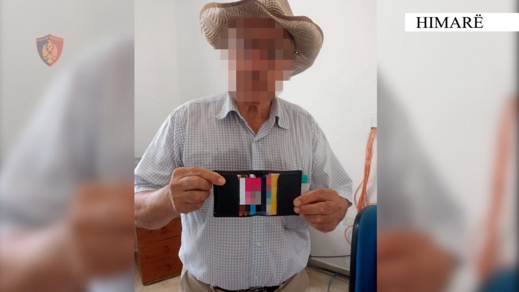 Punonjësit e Policisë iu dorëzojnë tre turistëve të huaj portofolët që u kishin humbur në rrugë ff121cb1 8a6e 4192 9b5f c3cc3ed33a91