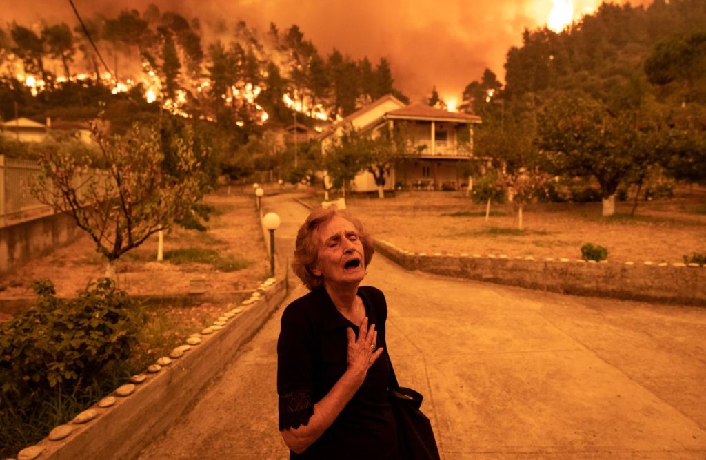 Greqia luftë me flakët, 79 persona të arrestuar për zjarrvënie. Numri i jetëve të humbura është 20 greece fire