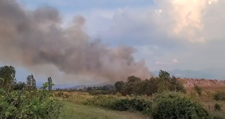 Përfshihet nga flakët fusha e grumbullimit të mbetjeve në Elbasan iii