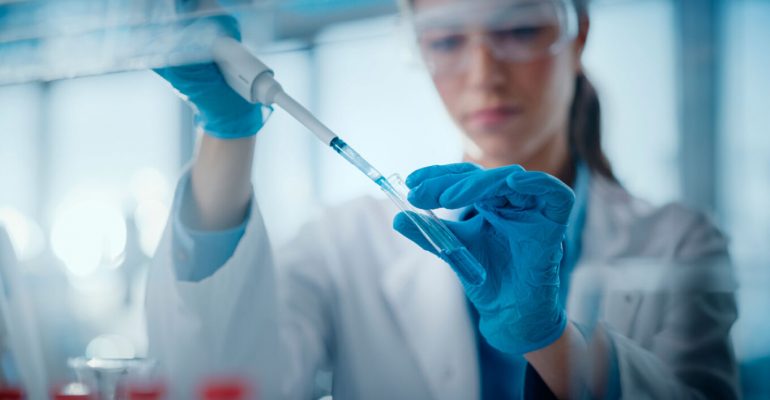 Shkencëtarët po zhvillojnë kimioterapinë e aftë për të vrarë të gjithë tumoret e ngurta të kancerit medical lab mak 770x400 1