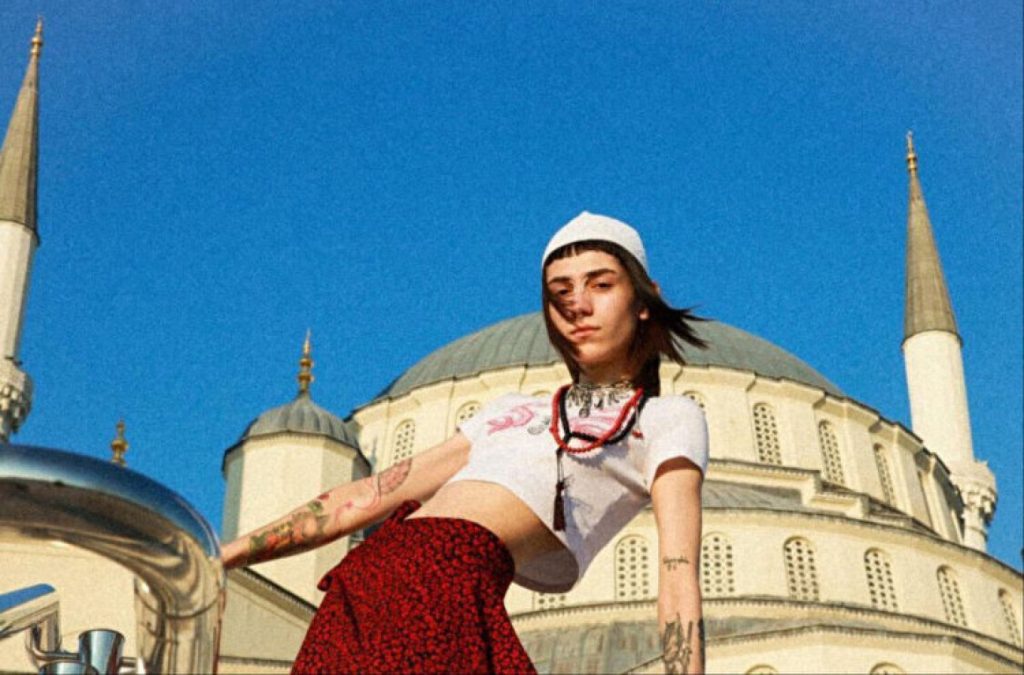 FOTO/ Provokuese në xhaminë më të madhe në Turqi, modelja shkakton polemika me setin e saj 2 model turkey in 2