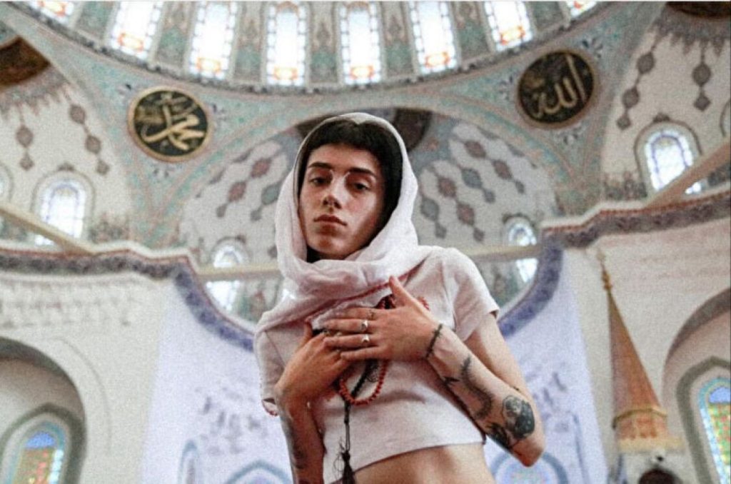 FOTO/ Provokuese në xhaminë më të madhe në Turqi, modelja shkakton polemika me setin e saj 4 model turkey in 4