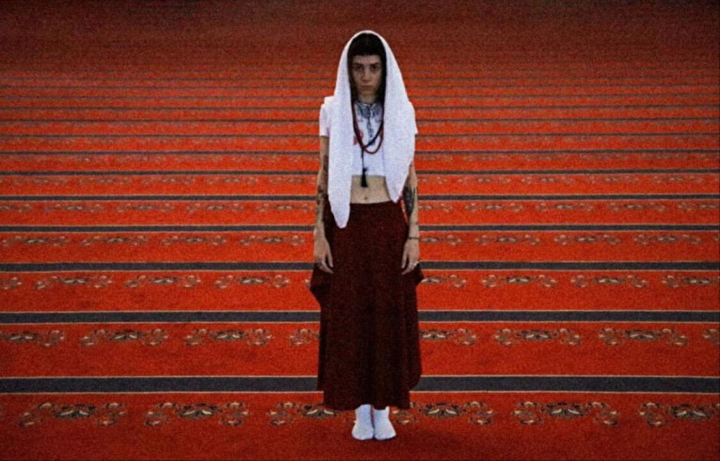 FOTO/ Provokuese në xhaminë më të madhe në Turqi, modelja shkakton polemika me setin e saj 5 model turkey in 5