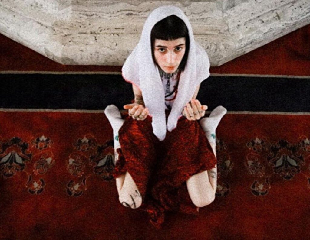 FOTO/ Provokuese në xhaminë më të madhe në Turqi, modelja shkakton polemika me setin e saj 7 model turkey in 8
