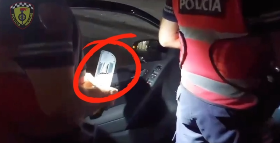 VIDEO/ I droguar dhe me “shpatë” me vete, sirena e aksion në mes të Tiranës: Kë kapi policia policia 3