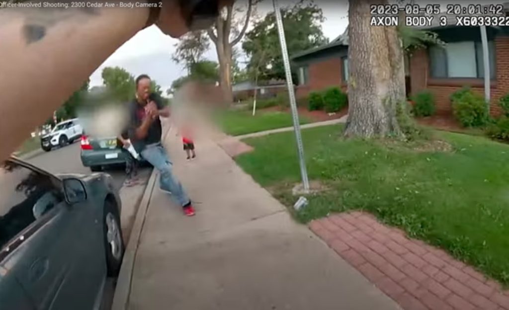 Policia amerikane vret 36-vjeçarin që e sulmoi me stilolaps policia amerikane vret 36 vjecarin