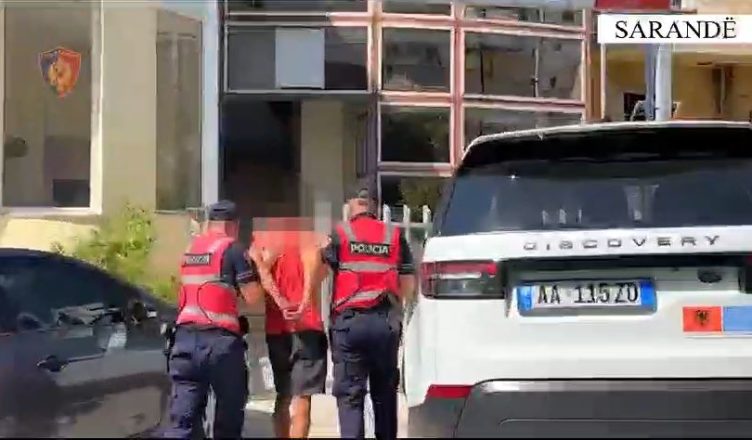 Nuk i ndaloi policisë dhe aksidentoi efektivin, arrestohet i riu në Sarandë policia arrestim