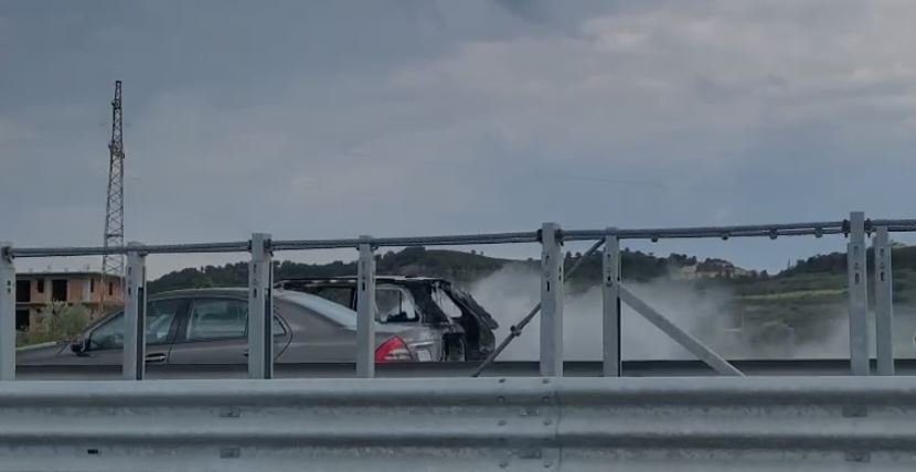 Merr flakë një makinë në autostradën Vlorë-Fier, dyshimet e para vl
