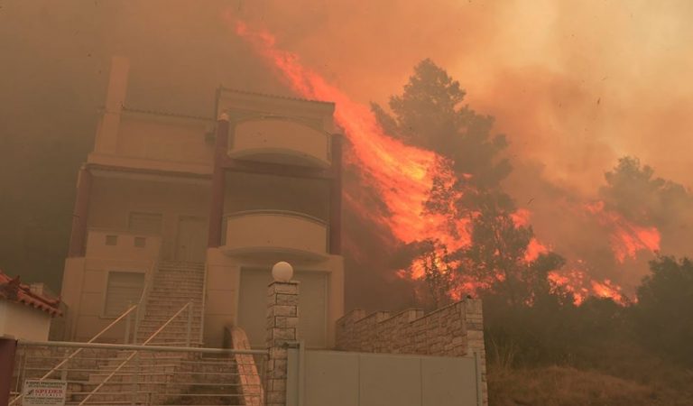 Rëndohet bilanci nga zjarret në Greqi, shkon në 26 numri i viktimave zjarri greqi 768x450 1