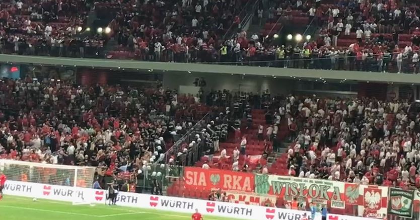 VIDEO/ Tensione mes tifozerive, polakët lëshojnë sende të forta në drejtim të kuqezinjve 1111 4