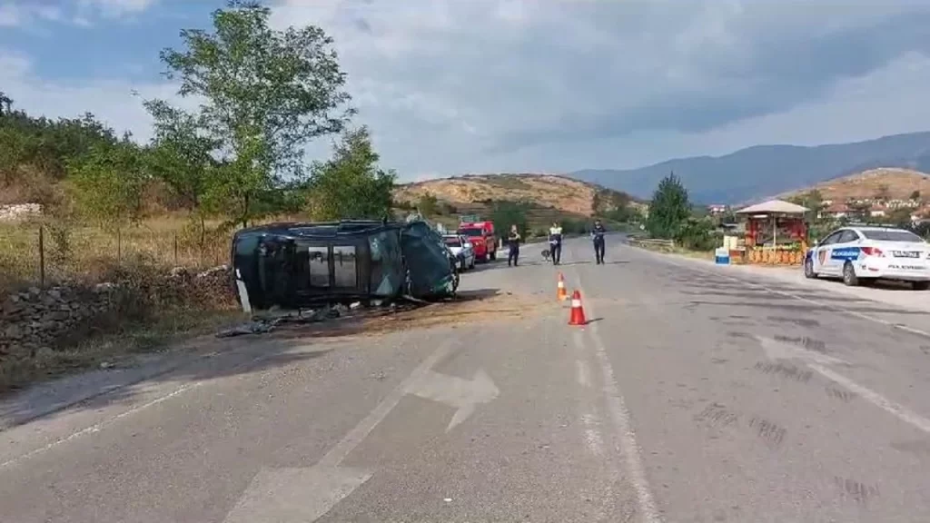 Makina del nga rruga në aksin Korçë-Pogradec, plagosen 3 persona 12345tfdg