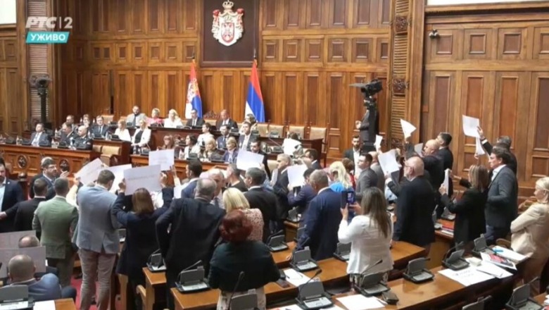 VIDEO/ Përleshje dhe kaos në Kuvend, deputetët nga opozita duan zgjedhje të jashtëzakonshme 1693927677 anabrnabiserbialeksandarvui
