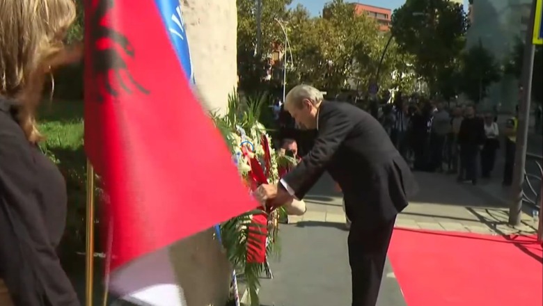 Berisha kryen homazhe tek memoriali i Azem Hajdarit: I pavdekshëm në zemrat e shqiptarëve 1694516446 berisha